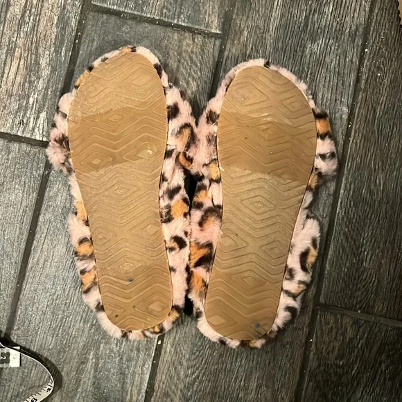 Tom’s leopard slippers - Picture 3 of 3